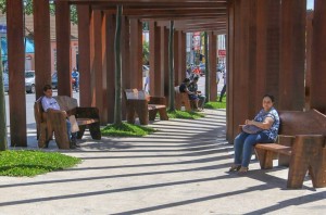 Praça da Antônio Carlos ganha bancos de madeira