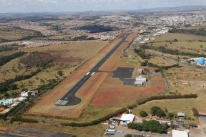 Pista do aeroporto regional de Araxá recebe limpeza