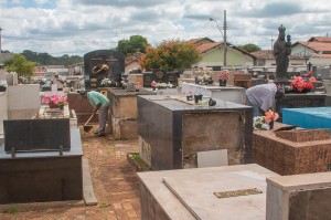 Cemitérios passam por limpeza geral para o Dia de Finados