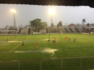 Ganso fica só no empate debaixo de temporal