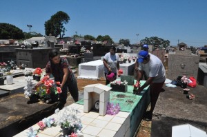 Prefeitura intensifica manutenção nos cemitérios de Araxá