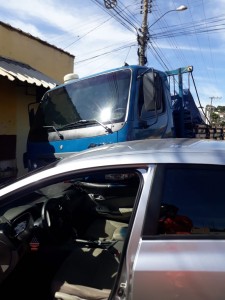 Caminhão e carro colidem em Araxá