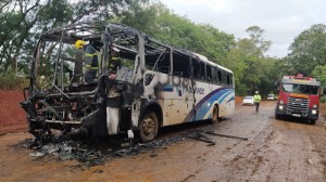 Ônibus com funcionários da Mosaic pega fogo em Araxá