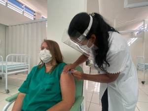 Araxá recebe mais de 1,6 mil novas doses de vacinas contra a Covid-19