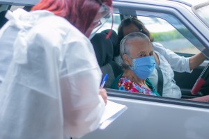 Araxá vacina 244 idosos com mais de 90 anos no sistema drive-thru