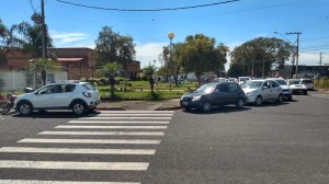 Idosos chegam às 6h30 nas filas da vacinação que começa às 14h