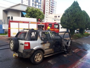 Veículo incendeia no Centro de Araxá