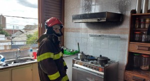 Bombeiros Militares atendem princípio de incêndio em cozinha em Araxá