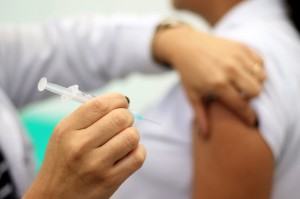 Imunização de profissionais de saúde e segunda dose de idosos