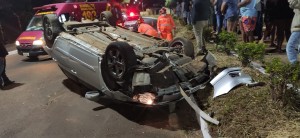 Menor inabilitado capota carro em Araxá