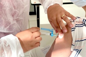 Pessoas com comorbidades de 59 e 58 anos vacinam contra a Covid-19