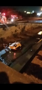 Carro cai no canal da av. Rosalvo Santos e deixa três feridos