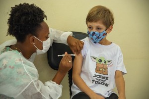 Araxá aplica a 1ª e 2ª dose da vacina contra Covid-19 em crianças