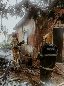 Corpo de Bombeiros combate incêndio no Santo Antônio