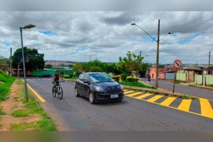 Mais de 40 vias já receberam sinalização de solo pela Prefeitura de Araxá