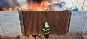 Corpo de Bombeiros combate incêndio em Araxá