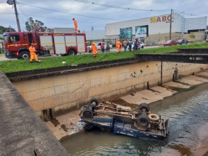 Caminhão cai no canal da av. Rosalvo Santos