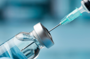 Vacina bivalente passa a ser aplicada em pessoas a partir de 18 anos