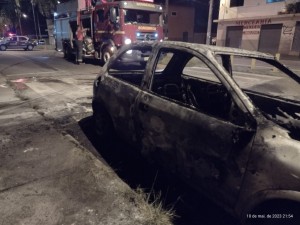 Incêndio destrói carro na av. Pedro Paula Lemos