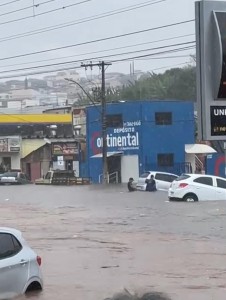 Temporal provoca alagamento na av. João Paulo II e na Olegário Maciel