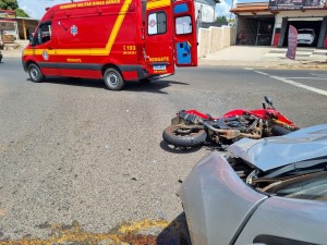 Corpo de Bombeiros atende vítima de colisão entre automóvel e motocicleta