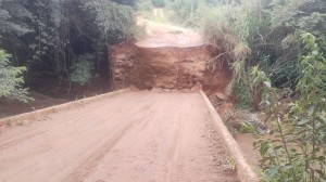 Chuvas derrubam ponte na estrada entre Araxá e Antinha