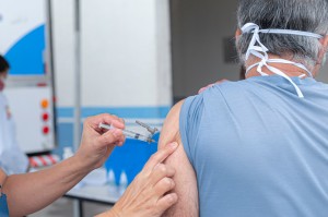 Aplicação da vacina bivalente contempla maiores de 60 anos