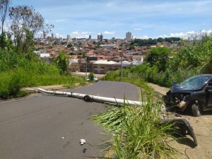 Motorista derruba poste no bairro Morada do Sol