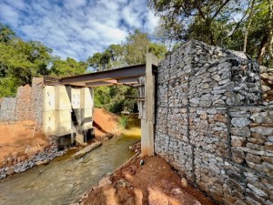 Construção da nova ponte sobre o Ribeirão Pirapetinga em fase de conclusão