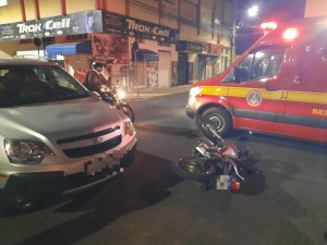 Corpo de Bombeiros atende vítima de colisão entre automóvel e motocicleta