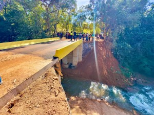 Nova ponte sobre o Ribeirão Pirapetinga é entregue a comunidade rural