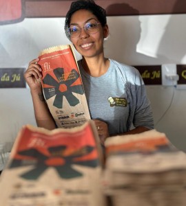 Fliaraxá distribui sacos de pão com poesias em padarias de Araxá