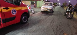 Jovem inabilitado provoca acidente entre moto e caminhonete