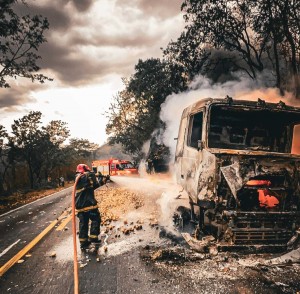 Carreta pega fogo na rodovia que liga Araxá a Rifaina