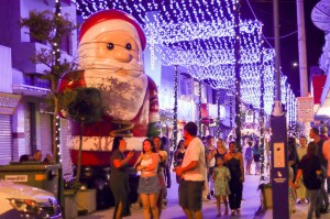 Iluminação de Natal impacta comércio local em Araxá