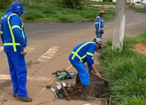 Prefeitura realiza limpeza preventiva de bueiros