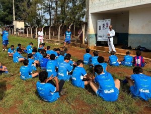 Alunos do Projeto Lobinho participam de palestra com mestre Evandro