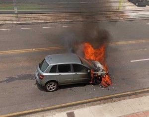 Veículo pega fogo na av. Getúlio Vargas