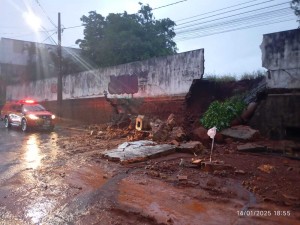 Muro da antiga AFZ desaba devido as chuvas no Novo São Geraldo