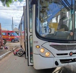 Ônibus provoca acidente com motocicleta