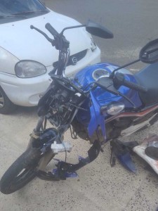 Bombeiros socorrem vítima de colisão entre automóvel e motocicleta