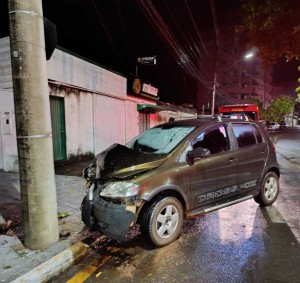 Motorista inabilitado perde controle do veículo e bate em poste