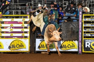 Kayke Godoy consegue 90.75 pontos e assume a liderança do rodeio do ARS