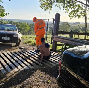 Bombeiros resgatam homem preso em mata-burro na zona rural