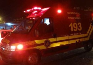 Bombeiros atendem vítima de queda de motocicleta