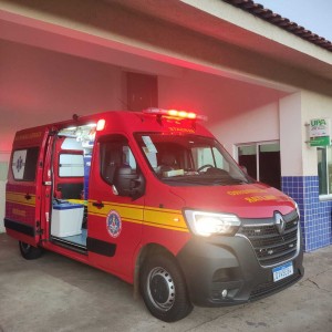 Bombeiros socorrem morador de rua esfaqueado