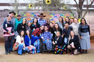 Arraiá da APAE reúne comunidade e arrecada 300 kg de alimentos