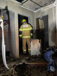 Bombeiros combatem incêndio em residência no Pão de Açúcar