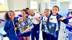 Alunos da rede municipal começam a receber kits do projeto Escola Mágica