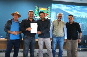 Prefeitura renova termos de uso e repassa 74 implementos a associações rurais